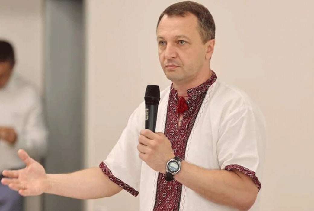 С 28 апреля в школах Украины начались проверки общения на украинском языке, заявил языковой омбудсмен Креминь. Он заявил, что украинский язык должен звучать не только на уроках, но и на переменах, на родительских собраниях, в библиотеке, спортзале и даже в бомбоубежище.