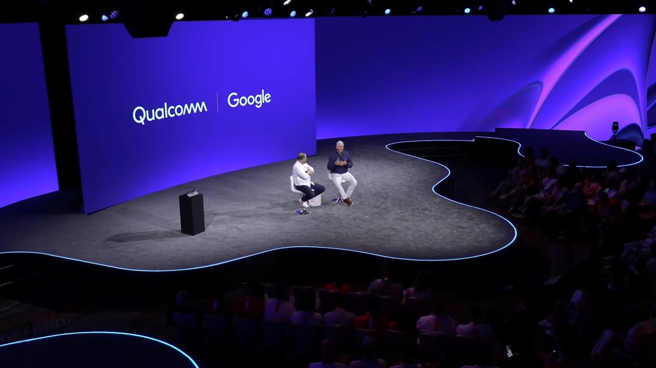 Qualcomm и Google намекнули на новый проект устройство сочетающее черты ПК и смартфона и работающее на Snapdragon На саммите глава Google Devices Рик Остерлох и CEO Qualcomm Криштиану Амон говорили о конвергенции мобильных устройств и ПК Подробностей почти нет но речь шла о единой технической основе гибридной ОС и интеграции ИИ стека Google включая Gemini Ассистента и фирменные сервисы Амон признался что видел прототип и назвал его невероятным Это может быть шагом к объединению Android и ChromeOS что позволит Google перенести мобильную экосистему в формат настольных ПК Сроков или характеристик устройства не раскрыли