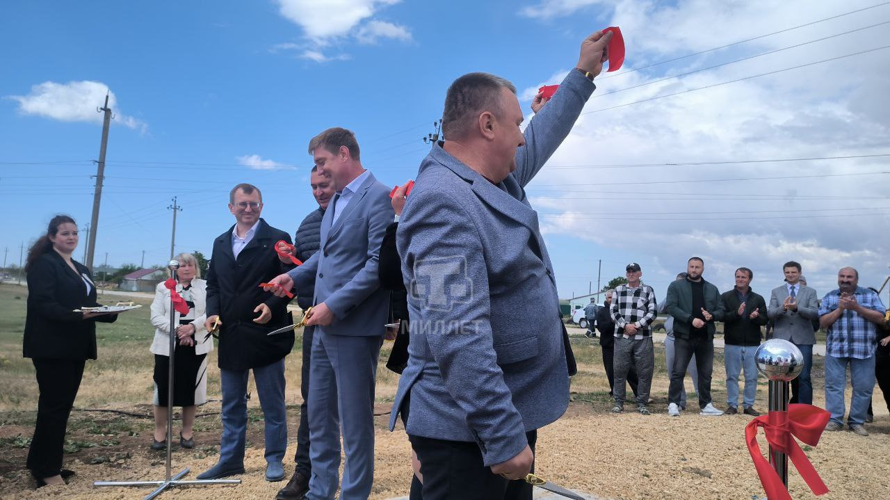 В село Вершинное Сакского района провели газопровод Торжественный пуск голубого топлива состоялся сегодня. Рабочие уложили уличные сети и выполнили работы по монтажу газопроводов-вводов до границ земельных участков для газификации домов. Протяжённость газопровода составила более шести километров.
