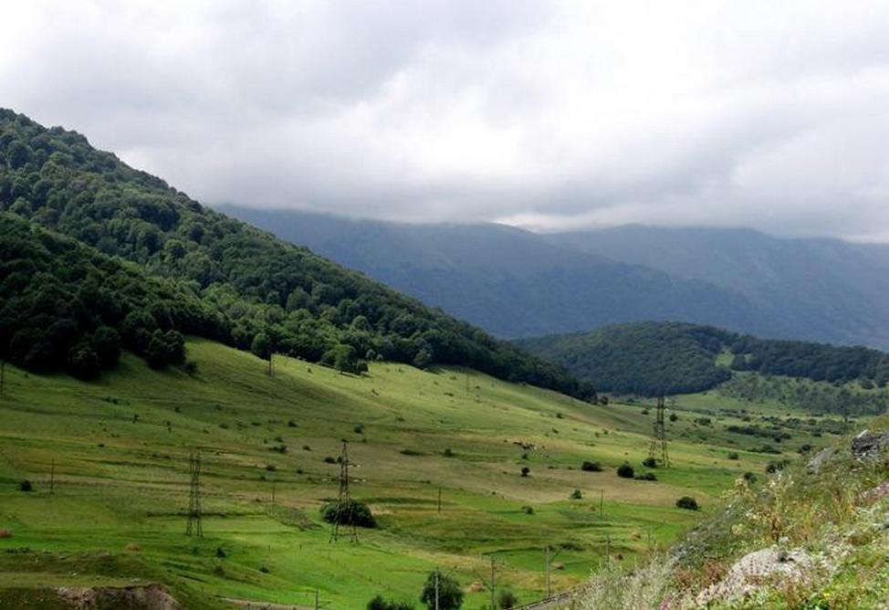 The New York Times включило Армению в список 52 мест куда стоит отправиться в 2026 году В публикации отмечается что расположенная в суровом Кавказе Армения десятилетиями привлекала любителей пеших прогулок и природы а в последнее время число туристов резко возросло Помимо Армении в список вошли в частности Бангког Непал Германия Австралия Сейшелы Бразилия Вьетнам Гайана Япония Танзания Мексика Подписывайтесь на arkanewsagency