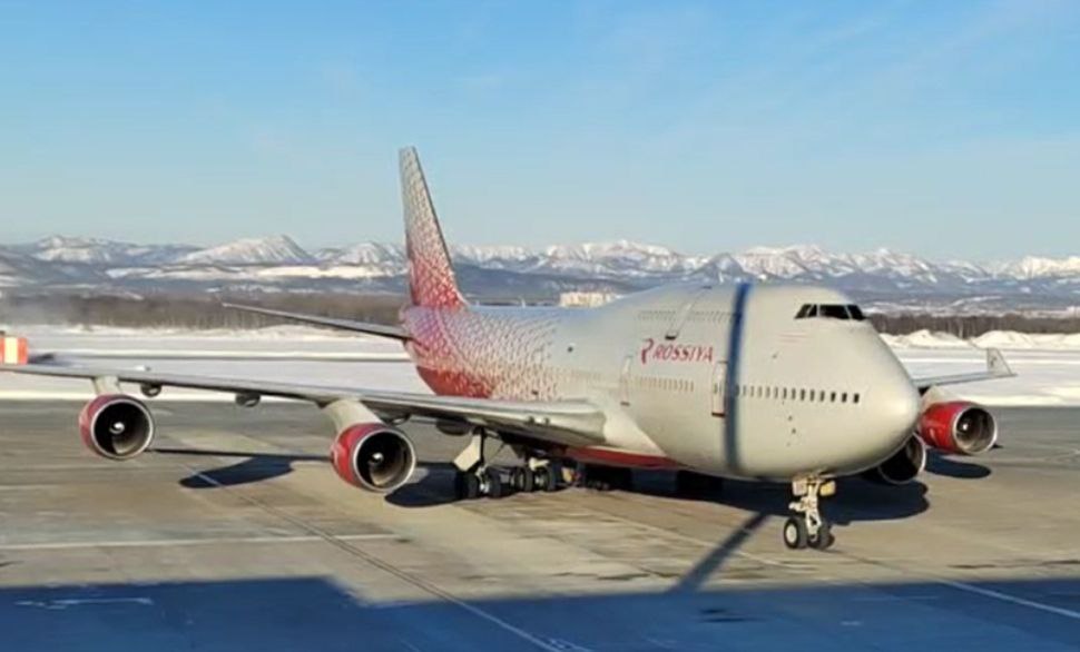 Самолёт из Магадана не смог взлететь и выкатился за взлетно посадочную полосу Один из самых надёжных авиалайнеров Boeing 747 выполнял рейс Магадан Москва с 335 пассажирами на борту При взлете выкатился за пределы взлетно посадочной полосы из за технической неисправности никто не пострадал сообщает Дальневосточная транспортная прокуратура Сегодня воздушное судно находившееся на взлетно посадочной полосе для набора скорости и подготовки к вылету по маршруту Магадан Москва в связи с технической неисправностью выкатилось за пределы взлетно посадочной полосы На борту находилось 335 пассажиров Члены экипажа и пассажиры не пострадали говорится в сообщении ведомства Когда теперь улетит самолет не сообщается