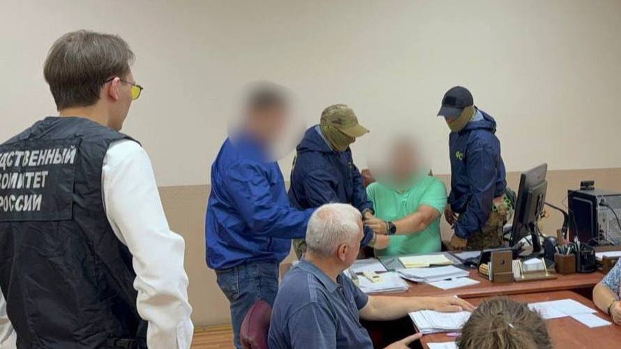 ФСБ задержала топ-менеджера курганского завода за откаты при госзакупках В Кургане ФСБ арестовала начальника управления материально-технического снабжения оборонного завода «Корвет». По данным следствия, он лоббировал интересы свердловских компаний при заключении контрактов и получил за это откаты на сумму более 1,3 млн рублей. Задержание произошло прямо во время совещания. При обысках дома и на рабочем месте оперативники изъяли документы, записные книжки и мобильные телефоны. Мужчина отправлен под домашний арест. Следственные действия также затронули предпринимателей из Свердловской области — в их отношении возбуждены уголовные дела, они уже начали давать признательные показания. Завод «Корвет» — предприятие с гособоронзаказом, выполняет работы для силовых структур и Минобороны. Подписаться Прислать новость