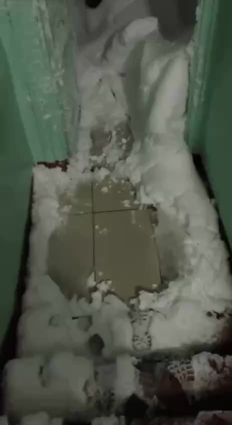 Камчатка столкнулась с сильным снегопадом, жители выбираются из окон