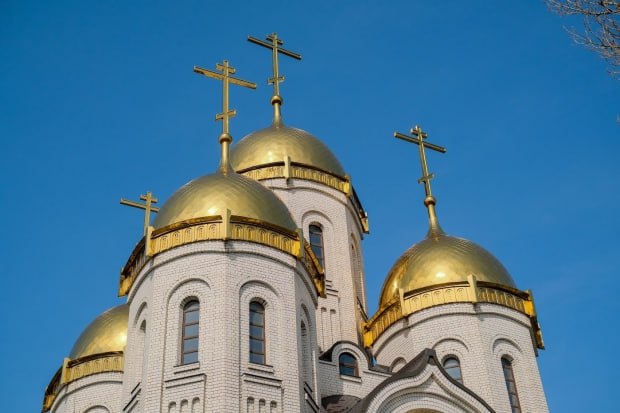 В понедельник православные чтят память великомученицы Евфимии Всехвальной а в народном календаре этот день известен как Птичья костка Евфимия происходила из благочестивой семьи и с детства слыла глубоко верующей Ее хотел прельстить халкидонский правитель Приск но девушка отвергла его и не дала себя соблазнить За это правитель решил наказать ее Евфимию подвергли жестоким мучениям затем бросили на растерзание диким зверям но животные по какой то чудесной воле не тронули ее 29 сентября существовала народная забава гадание на птичьей косточке считалось что если на ней много жира то предстоит суровая зима Наши предки в этот день не ловили и не ели рыбу чтобы не принести в дом беду и несчастье Не рекомендовалось также переезжать или менять место работы Считалось что перемена может навлечь неудачу