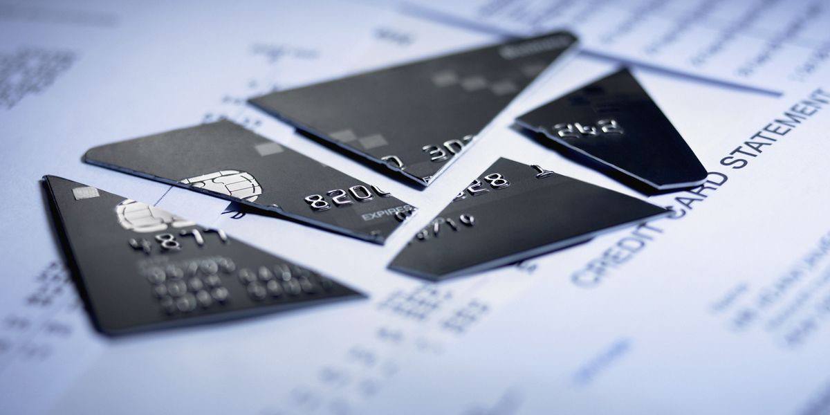 Банкротство компаний в РФ ускорят: сроки сократят вдвое к 2030 году   Текущая проблема:   • Процедура длится 4+ лет  мировой стандарт — 1-1.5 года ;   • Замороженные активы не работают на экономику.     Суть реформы:     Продажа активов с торгов: с 600 до 300 дней;     Конкурсное производство: с 47 до 40 месяцев;     Цель — вернуть капитал в оборот быстрее.     Условия банкротства:   • >3 месяцев просрочки по платежам;   • Долг >₽2 млн  для юрлиц , >₽0.5 млн  для ИП .    Экономический эффект:   • Сокращение "мертвых активов" на рынке;   • Снижение кредитных рисков для банков.   Инсайды с Wall Street