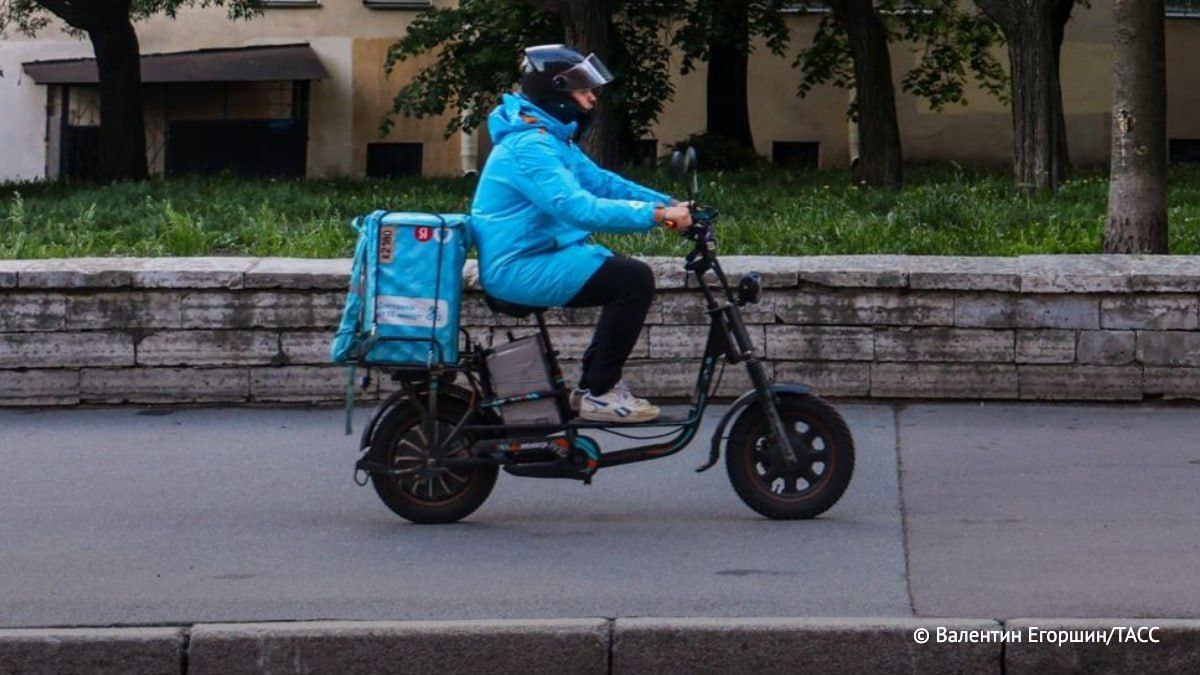 В Думе видят решение проблемы с ездой курьеров по тротуарам заявил ТАСС депутат от Единой России Федяев Курьеров обяжут двигаться по велодорожке обочине или правому краю дороги Сервисы доставки разрабатывают собственный легкий транспорт с мотором отметил он Им будет проще управлять а скорость и манера вождения автоматически прослеживаются службой доставки PROtransport