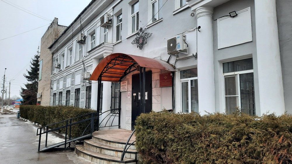 Полицейские Новомосковска раскрыли кражу мобильного телефона  В дежурную часть ОМВД России по городу Новомосковску обратился 24-летний местный житель.  Он сообщил, что в помещении торгового    зала   магазина «Мегафон» неизвестный открыто похитил    мобильный телефон. Ущерб от противоправного деяния составил 16 тысяч 999 рублей, сообщает пресс-служба областного УМВД.  При просмотре записей с камер видеонаблюдения сотрудники ППСП установили личность подозреваемого. Им оказался 29-летний ранее судимый неработающий местный житель, который признался в содеянном.  В настоящее время по данному факту сотрудниками отдела МВД России по городу Новомосковск устанавливаются все обстоятельства произошедшего. Решается вопрос о возбуждении уголовного дела по статье 158 УК РФ «Кража».  Источник