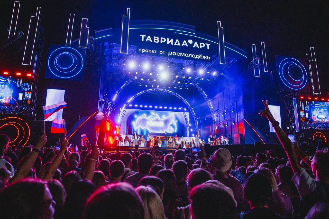 Подъехал самый ожидаемый лайнап этого лета: "Таврида.АРТ" раскрыла список хэдлайнеров. А там… "Звери", Пелагея, "Моя Мишель" и другие звёзды. Фест соберёт тысячи участников и зрителей уже в седьмой раз. В этом году "Таврида.АРТ" обещает 250 гектаров живописной местности, пять сцен, больше 300 мероприятий и шоу, музыку, кино, театр, танцы, литературу, изобразительное искусство. В разные дни выступят 25/17, ST, "Комната культуры", VLADA MIRAVI, Владимир Кузьмин, Асия, LYRIQ и TRITIA. Специальными гостями станут AY YOLA — вы о них наверняка уже слышали. В общем, будет ярко.