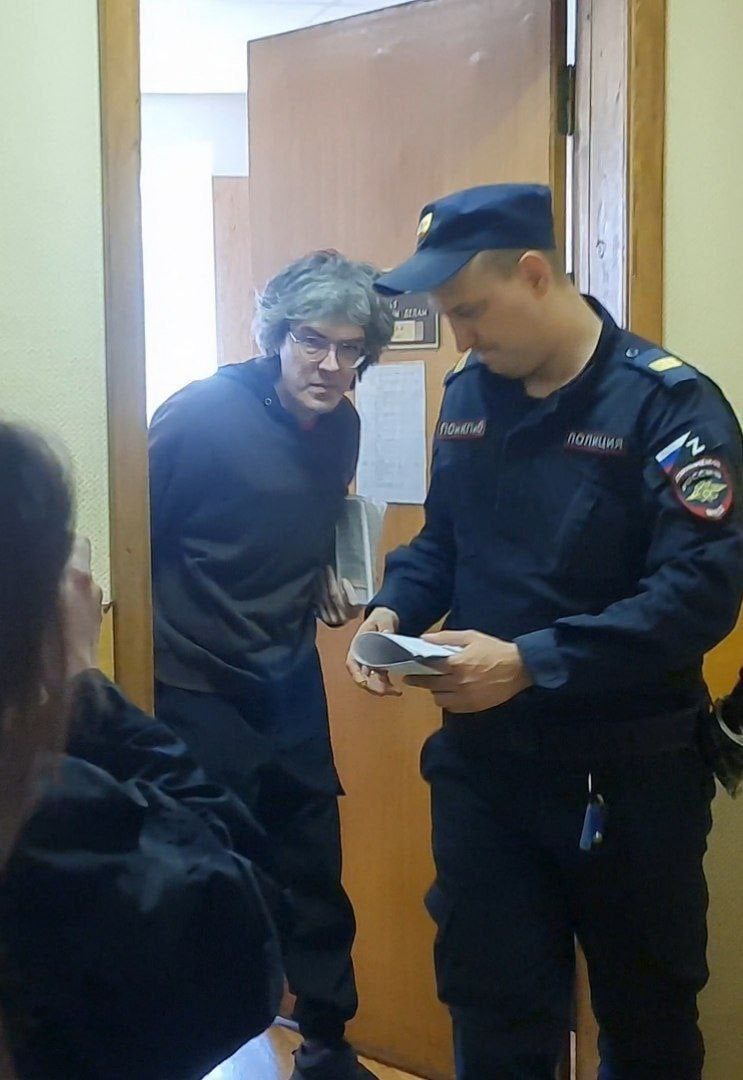 Алексея Поднебесного освободили из-под стражи — ему изменили меру пресечения с содержания в СИЗО на запрет определенных действий Алексея Поднебесного, которого задержали в августе 2024 года, освободили из-под стражи — ему изменили меру пресечения с содержания в СИЗО на запрет определенных действий, сообщают сторонники скандального блогера. Скандал разгорелся летом прошлого года, когда лидер инцелов отправился в Питер. Тогда Поднебесный попросил своих подписчиков показать ему город, откликнулась в том числе и несовершеннолетняя девочка. Далее в сети начали разлетаться видео, на которых Алексей держал девочку за грудь и целовал. Позже появились и скрины переписок, в которых девочка утверждала об интимной связи с Поднебесным. Сам он все это отрицал. Тогда в отношении блогера возбудили два уголовных дела. UPD. В объединенной пресс-службе судов Петербурга подтвердили смягчение меры пресечения для Поднебесного. Ему запрещено пользоваться интернетом и посещать массовые мероприятия.