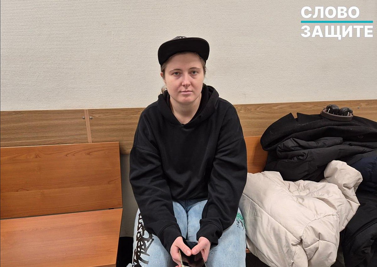 Подругу Седы Сулеймановой арестовали на десять суток из за пикета напротив отдела МВД в Санкт Петербурге Позавчера Елена Патяева была задержана на пикете возле 54 го отделения полиции Сотрудники этого отделения летом 2023 года выдали Седу Сулейманову её чеченским родственникам Патяева вышла к полиции с плакатом Вы отдали её на смерть Девушка провела две ночи в ИВС а сегодня суд назначил ей 10 суток ареста по статье КоАП о повторном нарушении установленного порядка проведения публичного мероприятия Задонатить через бота Patreon