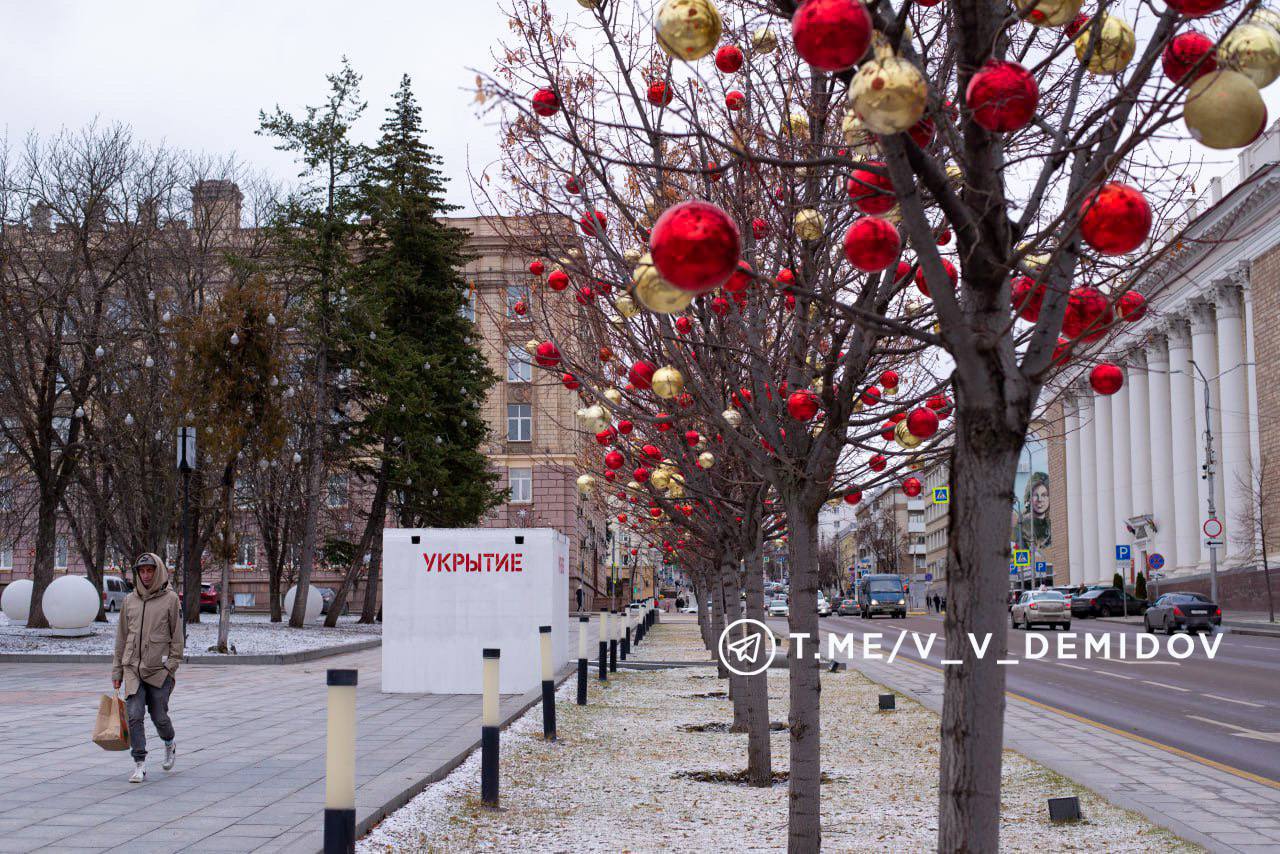 В Белгороде массовых мероприятий на Новый год не будет  Главный волшебник обязательно приедет в Белгород, чтобы зажечь всю иллюминацию и открыть праздничные объекты: катки, почты Деда Мороза, новогодние ели.  Все самые яркие моменты обязательно будут показаны в соцмедиа и СМИ, на городских экранах.   Монтаж новогодних украшений в Белгороде завершается. Глава администрации города рассказал, что в этом году не закупали новый декор. Специалисты коммунального предприятия с заботой подошли к подготовке имеющихся элементов, приложили максимум усилий, чтобы создать новогоднюю атмосферу.     Жесть Белгород - подписаться