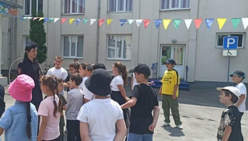 Инспекторы по делам несовершеннолетних г. Нальчика провели урок безопасности в пришкольном лагере Инспекторы по делам несовершеннолетних Управления МВД России «Нальчик» встретились с детьми, отдыхающими в пришкольном лагере МКОУ «СОШ №15» г. Нальчика. Живое общение получилось не только интересным, но и познавательным. Инспекторы разъяснили ребятам правила безопасного поведения в общественных местах и вблизи водоемов, особо отметив, что родители должны сопровождать детей на прогулках, во время отдыха на пляже и купании. Не оставили без внимания и тему безопасности дорожного движения, в частности правила поведения вблизи проезжей части и езда на средствах индивидуальной мобильности. Полицейские призвали ребят быть особенно внимательными при передвижении на самокатах и велосипедах. Они напомнили отдыхающим о необходимости оснащения двухколесных транспортных средств светоотражающими элементами, правилах пересечения проезжей части и иных требований ПДД, которые должны знать юные участники дорожного движения. ↪ Гости пожелали ребятам веселых и безопасных летних каникул, призвали вести здоровый образ жизни, а дети, в свою очередь, пообещали соблюдать все рекомендации и слушаться родителей. #МВДРоссии #МВДпоКБР #ПДН