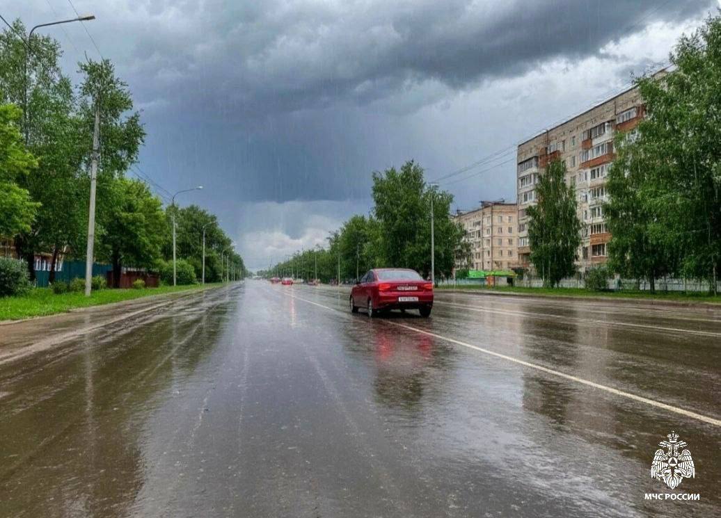 ЭКСТРЕННОЕ ПРЕДУПРЕЖДЕНИЕ По данным синоптиков, в Новосибирской области во второй половине дня 2 августа и ночью 3 августа ожидаются дожди, местами сильные ливни, грозы, крупный град, усиление ветра 17-22 метра в секунду. Возможны повреждения и обрывы линий связи и электропередачи, падения деревьев и слабо закрепленных конструкций, срывы кровель со зданий, увеличение количества ДТП. Во время сильного ветра: закрой окна дома; на улице не приближайся к деревьям, линиям электропередачи, рекламным щитам, ветхим строениям; паркуй автомобиль вдали от деревьев и слабо закрепленных конструкций. При грозе: отключи дома бытовые электроприборы; не подходи близко к электропроводке, антеннам; постарайся как можно скорее укрыться в магазине или жилом доме; не прячься под деревьями; покинь водоем и отойди от него подальше. Воздержись от дальних поездок при плохой видимости и опасных метеоявлениях! О происшествиях сообщай по телефону 101 или 112. Фото создано при помощи нейросети