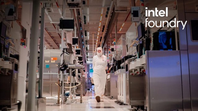 Samsung и TSMC едва ли окажутся покупателями бизнеса Intel по выпуску чипов  Руководство Intel рассматривает несколько вариантов вывода компании из кризиса, в том числе продажу FPGA-подразделения Altera, остановку проекта по строительству предприятия в Германии и, что наименее вероятно, продажу полупроводникового производства. Но если последнее всё-таки случится, едва ли покупателями этого актива окажутся Samsung и TSMC, передают Korea Times и Korea Herald.  Потенциальная вероятность продажи полупроводникового подразделения Intel вызвала некоторую обеспокоенность на рынке — его участники начали выдвигать предположения, действительно ли Intel решится на это, и кто может быть вероятным покупателем.