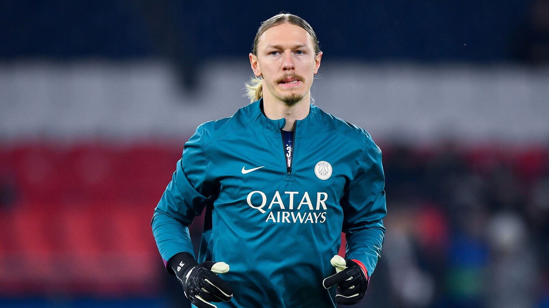 Возвращение Сафонова откладывается на восстановление после перелома понадобится 5 6 недель вместо 3 4 L Équipe Голкипер ПСЖ уже возобновил тренировки но пока не может задействовать травмированную левую руку из за защитного бандажа