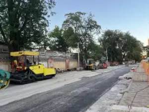 На проект по изменению движения на четырех улицах Ростова потратят 2 млн  Об этом стало известно из документации на сайте госзакупок.  Изменить организацию дорожного движения планируют в четырех местах города. Речь идет об улицах Пескова, Совхозной, Стабильной, проспекта Коммунистический.  Городская дирекция по строительству дорог уже 1 июля определила победителя тендера. В конкурсе принимали участие три компании.