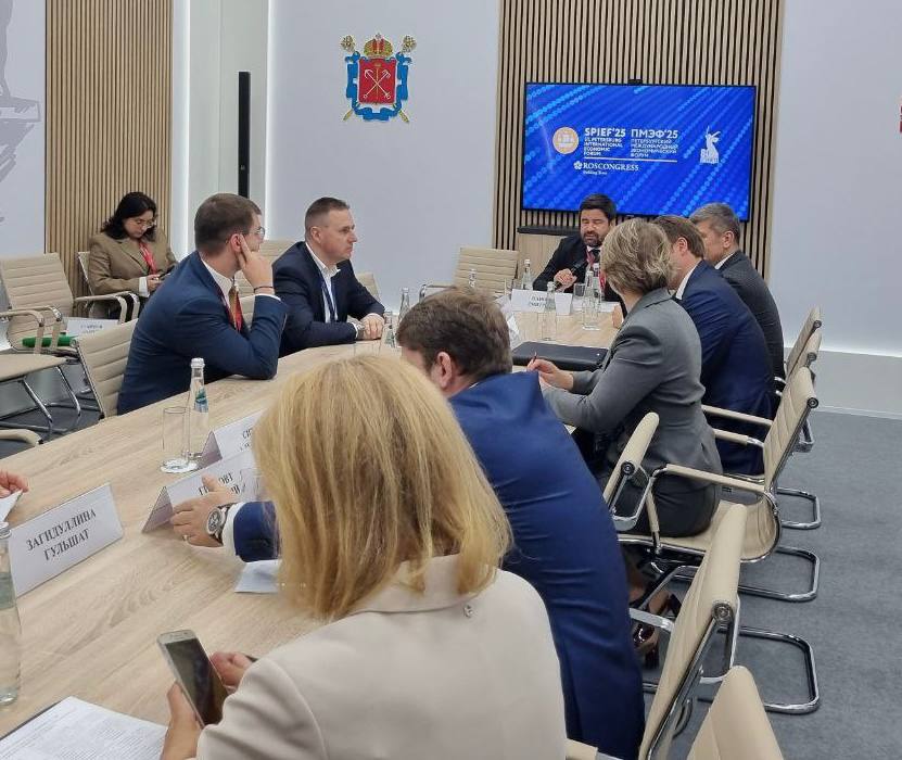 РЭЦ продолжает активно поддерживать российские компании в их стремлении выйти на международные рынки. На #ПМЭФ2025 об этом рассказал руководитель представительства РЭЦ в Санкт-Петербурге Андрей Миронов. ↪ Особое внимание уделяется развитию цифровых сервисов — платформе «Мой экспорт», международным консультациям и вебинарам, которые помогают компаниям эффективно находить целевые рынки и новых клиентов. ↪ Отдельный фокус — добровольной сертификации «Сделано в России», подтверждающей качество и надежность продукции. Наличие этого знака позволяет экспортерам получать дополнительную помощь при продвижении на зарубежных рынках. ↪ Кроме того, РОСЭКСИМБАНК и ЭКСАР предоставляют кредитно-гарантийную и страховую поддержку. Она защищает экспортеров от финансовых рисков и обеспечивая стабильность работы с зарубежными партнерами.