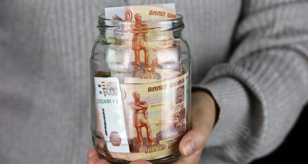 Аналитики подсказывают что доходность по депозитам прошла пик и сокращается вслед за уменьшением ключевой ставки но способ получить максимальный процентный доход в 2026 году все же есть В текущих условиях оптимальным решением является распределение вкладов по срокам по стратегии лестницы Речь идет о дроблении накоплений на депозиты с разными сроками погашения Это позволяет часть средств зафиксировать на средний или длинный срок по еще привлекательным условиям а другую часть оставить на коротких вкладах или накопительных счетах Финансисты также советуют избегать превышения лимита страхования вкладов в одном банке который сейчас составляет 1 4 млн рублей Распределение депозитов между банками первой десятки позволяет получить высокую прибыль и максимальные гарантии сохранности личных сбережений