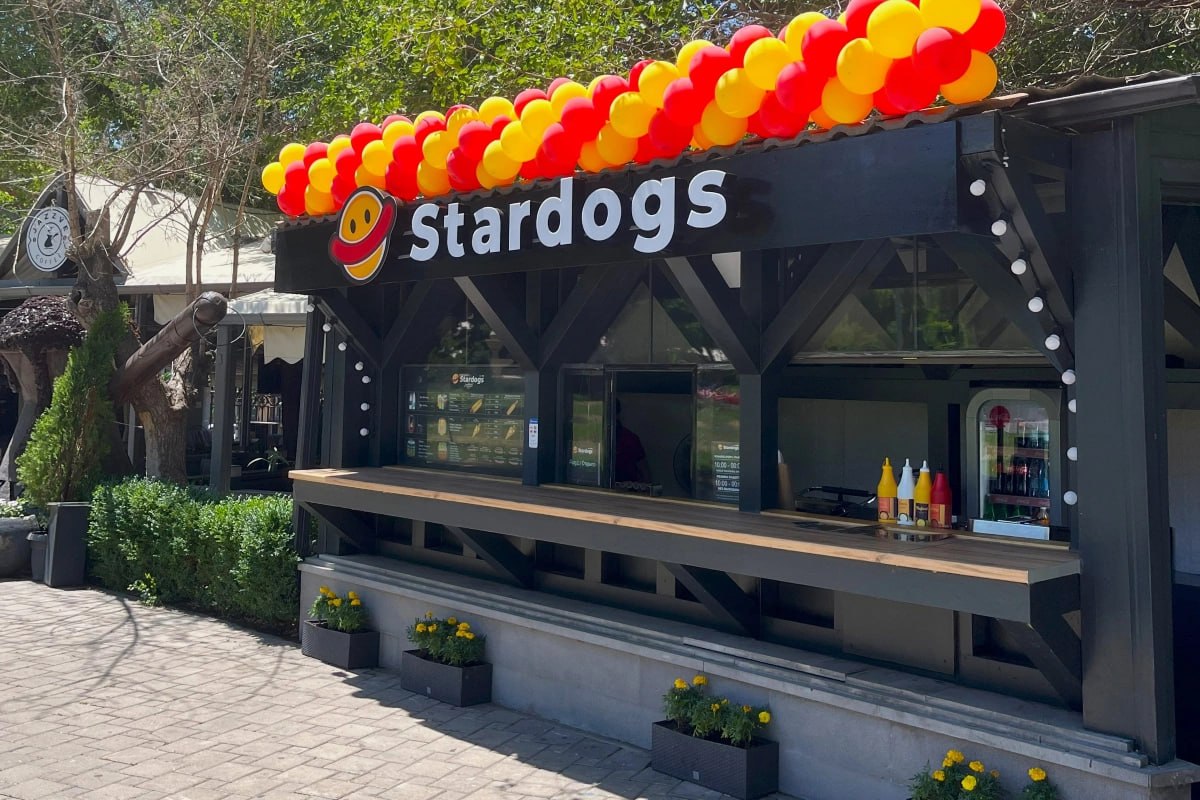 Stardogs планирует открыть сеть блинных Блин хочешь первые заведения начнут работать в следующем году пишет Shopper s Управляющая сетью ООО Маркон ранее подало в Роспатент заявку на регистрацию соответствующего товарного знака По словам представителя сети компания видит тренд на русскую кухню Первые заведения появятся в парках в меню будет восемь видов блинов и чайная карта Небольшое меню в компании объяснили тем что так легче сохранить вкус и качество при быстром обслуживании Сеть Stardogs работает в России более 30 лет в прошлом году она вышла на рынки Грузии Армении и Узбекистана Сейчас под этим брендом действуют более 200 точек Ранее компания также открыла первые точки с шаурмой под брендом Ура Шаурма в Москве и ближайшем Подмосковье