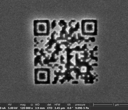 Ученые создали самый маленький QR код в мире размером меньше бактерии Команда исследователей из Vienna University of Technology TU Wien совместно с австрийско немецким стартапом Cerabyte создала самый маленький QR код в мире Его площадь составляет всего 1 98 квадратных микрометра что меньше размеров большинства бактерий