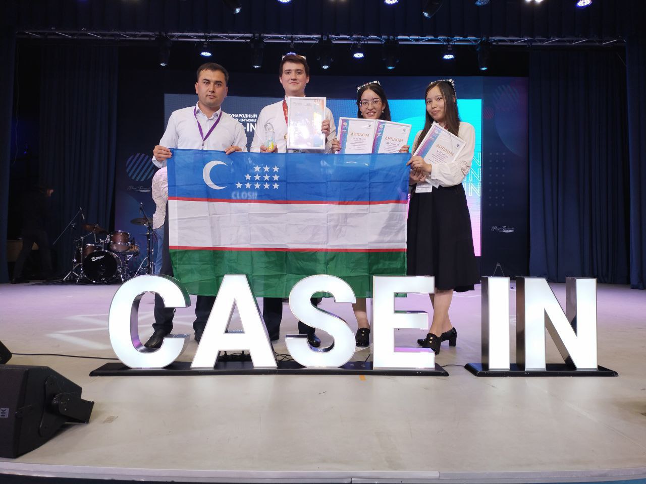  Узбекские студенты стали призерами международного инженерного чемпионата CASE-IN. Команда Алмалыкского филиала НИТУ "МИСИС" заняла 3-е место в направлении "Металлургия" в финале инженерного чемпионата CASE-IN. Студенты из Узбекистана также получили две спецнаграды - за лучшую видеовизитку и прорывное решение кейса. В соревнованиях участвовали более 1 500 человек из десятков стран, включая БРИКС и СНГ. Узбекскую команду запомнили и по яркому культурному акценту - тюбетейкам, которые, как пошутили организаторы, "заслужили твердую пятерку".