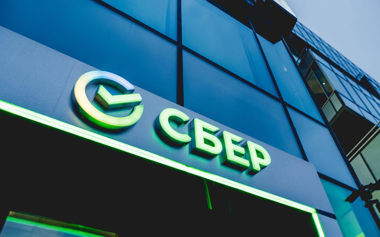 Житель Щёлково вошёл в тройку лучших участников ИнвестЧемпа СберИнвестиций Бронзовую награду завоевал 21 летний Михаил из нашего округа За месяц соревнований он получил 31 3 доходности совершив около 40 сделок Его любимая ценная бумага облигации ФСК На них пришлась примерно треть всех операций За результат Михаил получил 200 тысяч бонусов Спасибо В чемпионате участвовали молодые инвесторы в возрасте от 16 до 25 лет со всей страны Турнир длился месяц и объединил 11 000 человек которые совершили 170 000 сделок с общим оборотом 4 2 МЛРД Общий призовой фонд составил 20 МЛН ИнвестЧемп проходил как в личном так и в командном зачёте между вузами В финал вышли команды из 28 университетов а всего в турнире приняли участие инвесторы из 435 вузов России