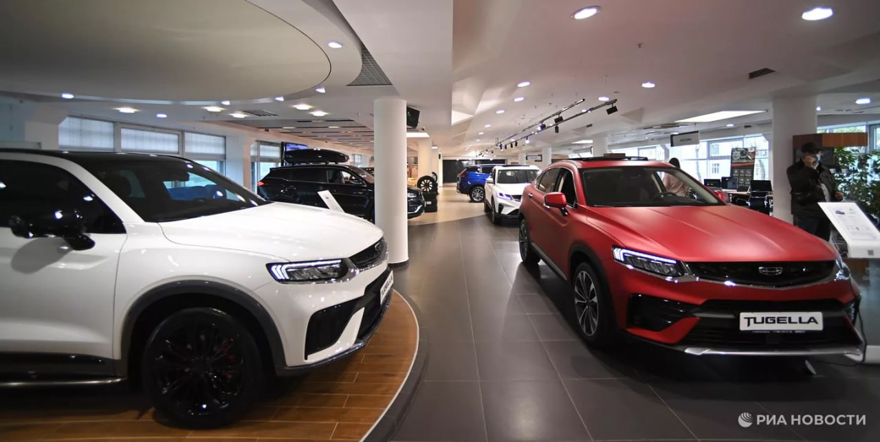 Автодилеры рассказали как налоги и сборы влияют на стоимость нового импортного авто в России Так в качестве примера в РОАД привели китайскую модель Jetta VA3 Стоимость самой машины в Китае составляет 900 тыс рублей доставка в Россию 350 тыс рублей маржа дистрибьютора и дилера суммарно составляет 280 тыс рублей При этом таможенный сбор оценивается в 4 9 тыс рублей таможенная пошлина 15 или 135 тыс рублей НДС 22 или 279 7 тыс рублей акциз 9 45 тыс рублей и утилизационный сбор 800 8 тыс рублей Таким образом на это приходится 44 цены авто Подписаться на РИА Новости экономика Все наши каналы