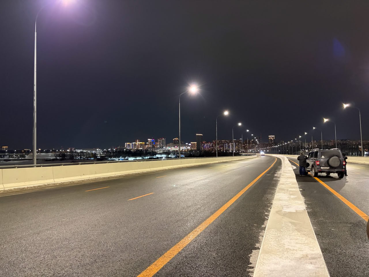 В Новосибирске запущено рабочее движение по новому мосту через реку Обь Четвёртый мостовой переход через Обь обеспечивает прямое сообщение между улицами Станционная и Ипподромская Длина основного хода магистрали 5 1 км Рабочее движение запущено также на трёх съездах на правобережной развязке и на семи съездах на левобережной части города Как сообщили в областном минтрансе открытие нового моста позволит соединить удалённые части города и существенно разгрузит улично дорожную сеть в районе Октябрьского и Димитровского мостов Важно отметить что речь идёт о рабочем движении поэтому плата за проезд по мостовому переходу до его ввода в эксплуатацию взиматься не будет Общая строительная готовность объекта на 1 декабря 2025 года 87