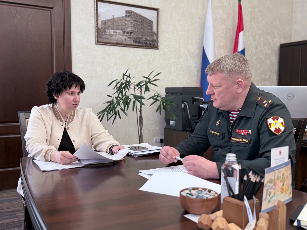 Новосибирск открывает новые возможности для молодежи участник программы Герои НовоСибири Владимир Мануйленко совместно с областным Автомотоцентром запускает проект по техническому воспитанию будущих защитников Отечества Инициатива поддержанная правительством региона превратит спортивное увлечение в престижную профессию Проект объединяет потенциал Управления Сибирского округа Росгвардии и ресурсы регионального Автомотоцентра Как отмечает замгубернатора Валентина Дудникова это позволит апробировать модель уникального межведомственного партнерства и ориентировать ребят увлекающихся вождением на службу в Росгвардии Для подростков 16 18 лет подготовят специальный модуль обучения вождению категории B В программу войдут профориентационные встречи и мастер классы с бойцами спецподразделений Основу потока составят ребята уже имеющие опыт в автомногоборье мотомногоборье автокроссе или картинге По словам Владимира Мануйленко главная цель дать молодежи четкий ориентир Мы хотим чтобы они видели ясную карьерную траекторию хобби престижная профессия служение Отечеству Программа охватит Новосибирск и районы области в рамках президентской инициативы Время героев Сибирь в очередной раз подтверждает статус региона где делом куют кадровый потенциал страны