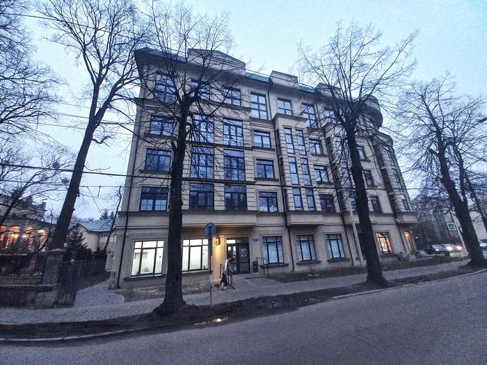 Три филиала ГМИИ им. А.С. Пушкина прекратят работу в составе музея Уральский, Балтийский и Северо-Кавказский филиалы перестанут быть частью Государственного музея изобразительных искусств им. А.С. Пушкина с 1 января 2026 года. ГМИИ сохранит с ними партнерские отношения, кроме того, регионы присутствия филиалов останутся приоритетными в его дальнейшей работе. Все запланированные проекты филиалов будут реализованы до конца 2025 года. Как сообщили агентству «Интерфакс» в пресс-службе музея, решение о прекращении работы филиалов «было связано с пересмотром стратегии развития ГМИИ им. А.С. Пушкина и в связи с созданием новой институции по работе с современным искусством на базе Пушкинского музея». В настоящий момент у ГМИИ пять региональных филиалов: во Владикавказе, Екатеринбурге, Калининграде, Нижнем Новгороде и Томске. Из них в составе музея останутся Волго-Вятский филиал в Нижнем Новгороде и Сибирский в Томске.