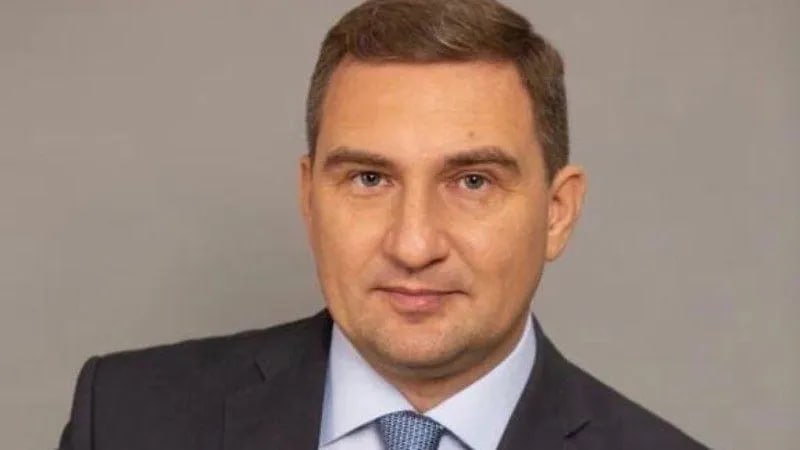 Баришевского обвиняют во взятке Главу Звездного городка и бывшего в 2021 2022 годах главу Лобни Евгения Баришевского задержали по подозрению во взятке Об этом сообщает городская газета Взгляд с орбиты По данным издания причиной задержания Баришевского стала взятка за принятие работ по благоустройству детского сада Ласточка Это единственный садик в Звездном городке он входит в состав школы им дважды Героя Советского Союза В М Комарова По электронной картотеке Тверского суда следователи направили в суд ходатайство об аресте Баришевского Однако суд оставил его на свободе В Лобне политик отметился с положительной стороны С его появлением начались положительные изменения в городе после смуты и безвластия образовавшейся после ухода Смышляева Самые распространенные сценарии завершения карьеры мэра в России это повышение уголовное преследование или уход в бизнес Проведенное более 5 лет назад исследование показывает что уголовное преследование судьба 15 мэров городов России