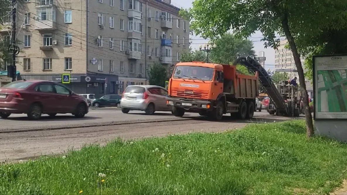 ⏺ Улицу Ленина в Хабаровске будут ремонтировать весь июнь Рабочие приступили к ремонту в конце мая с участка в районе остановки «Постышева». Сейчас идут работы в районе пересечения улицы Ленина с Комсомольской – здесь снимают верхний слой дорожного покрытия. Полностью дорогу не перекрывают – недоступна для движения попеременно одна полоса. Такие неудобства автомобилистам придется потерпеть до 1 июля, а затем можно будет полноценно оценить качество нового асфальта.