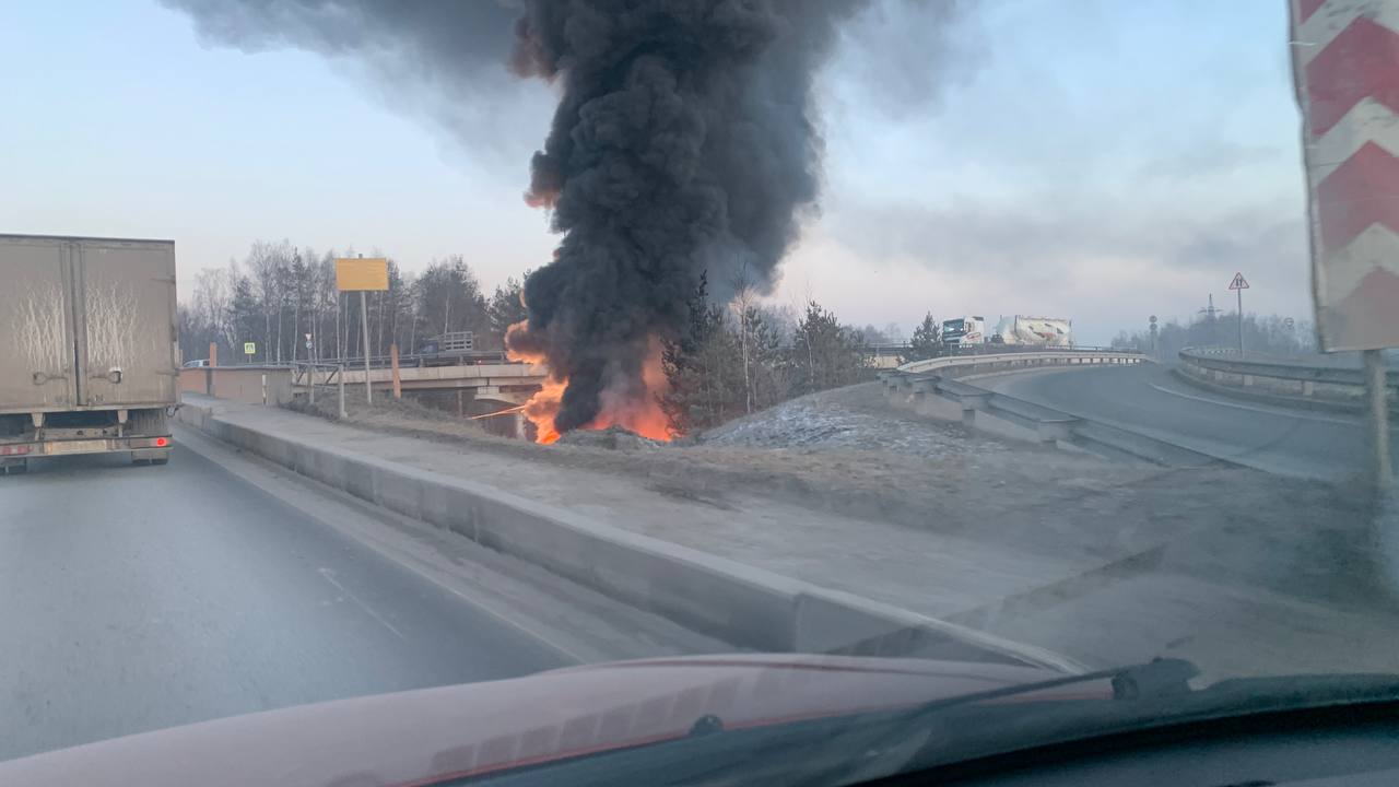 Под путепроводом над железной дорогой в Кировском районе Перми, под развязкой на Лядова что-то сильно горит. В соцсетях пишут о слетевшем с дороги автобусе. Якобы,  все живы.    Выясняем подробности.