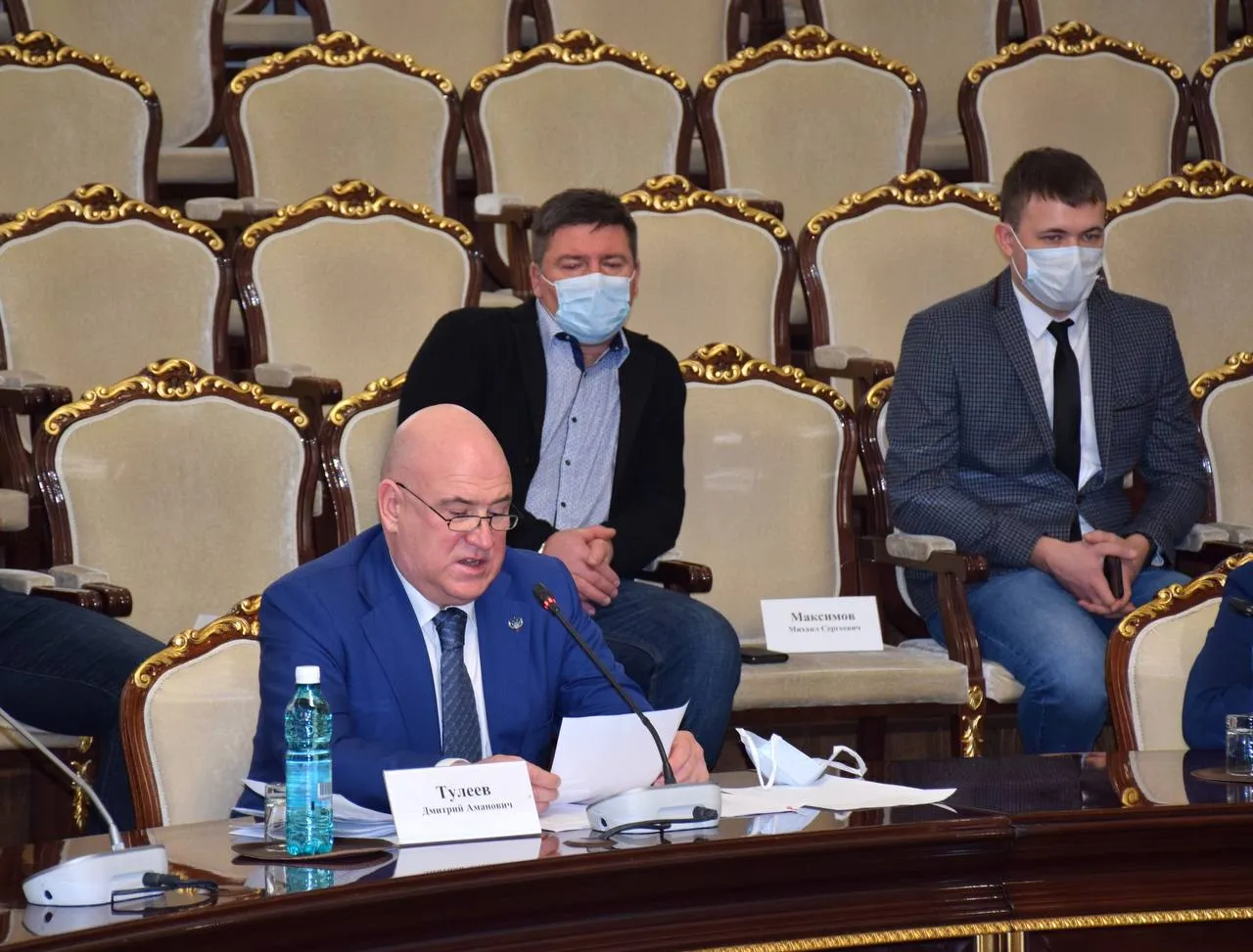Сын Тулеева заявился на праймериз ЕР в Госдуму Сын скончавшегося экс губернатора Кузбасса Амана Тулеева Дмитрий зарегистрирован на праймериз Единой России перед выборами Госдумы РФ Он заявился на выдвижение по партийному списку На сайте праймериз 57 летний Дмитрий Тулеев назван безработным Но с 2002 года он руководил федеральным госучреждением Сибуправтодор которое раздавало подряды на ремонт и строительство дорог в Сибири Покинул пост в 2024 году Аман Тулеев возглавлял Кемеровскую область с 1997 года Он ушёл в отставку в апреле 2018 го после пожара в торговом центре Зимняя вишня в котором погибли 60 человек большинство дети Здание годами работало в центре Кемерова без разрешения Тысячи жителей среди которых были родственники жертв провели стихийный митинг потребовав объяснений от властей вместо этого Тулеев на встрече с президентом РФ Владимиром Путиным назвал протестовавших оппозиционной силой обвинив их в святотатстве и извинился за трагедию не перед жителями а перед Путиным Но уже через несколько дней после отставки Тулеев стал спикером областного совета депутатов воспользовавшись свободным мандатом На сентябрьские выборы в региональный парламент он не пошел и получил кресло ректора областного института Несмотря на отставку Единая Россия оставляла Амана Тулеева в своём Высшем совете Он скончался в 2023 году Подписаться Прислать новость Помочь бустами