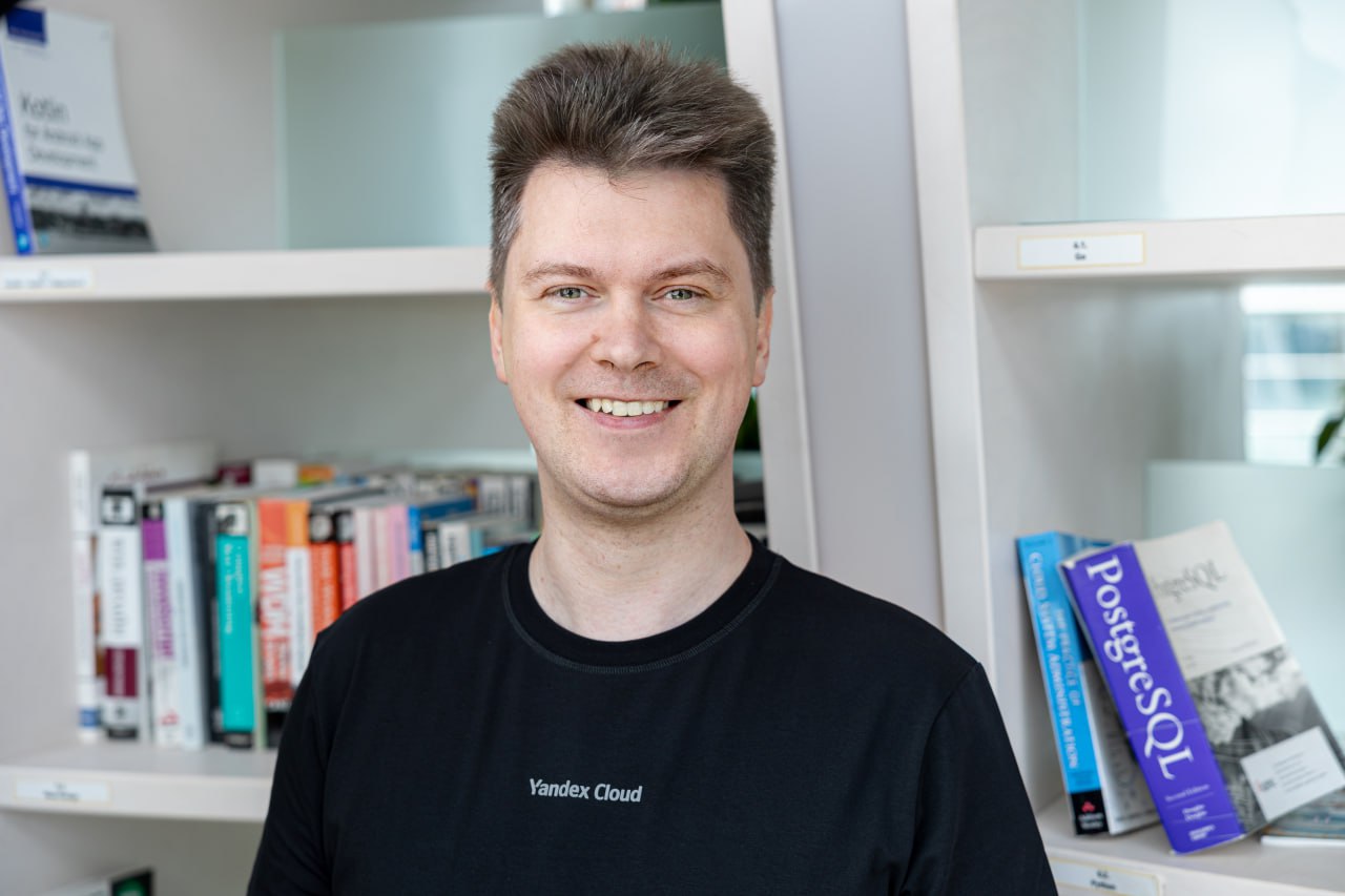 Разработчик из Екатеринбурга вошел в список лучших программистов мира Андрей Бородин работает в Yandex Cloud и уже почти 10 лет помогает улучшать PostgreSQL это база данных с открытым кодом то есть она бесплатна и доступна для всех Эту систему используют по всему миру от стартапов до крупных IT компаний На ней например построена часть технологии которая помогает работать ChatGPT В 2025 году международное сообщество разработчиков включило Андрея в топ 50 самых активных участников за стабильную и полезную работу над кодом PostgreSQL Сам Андрей не только практик но и ученый Он преподает в Уральском федеральном университете кандидат технических наук и делится опытом со студентами и молодыми программистами Фото пресс служба Яндекса   Новости из Екатеринбурга