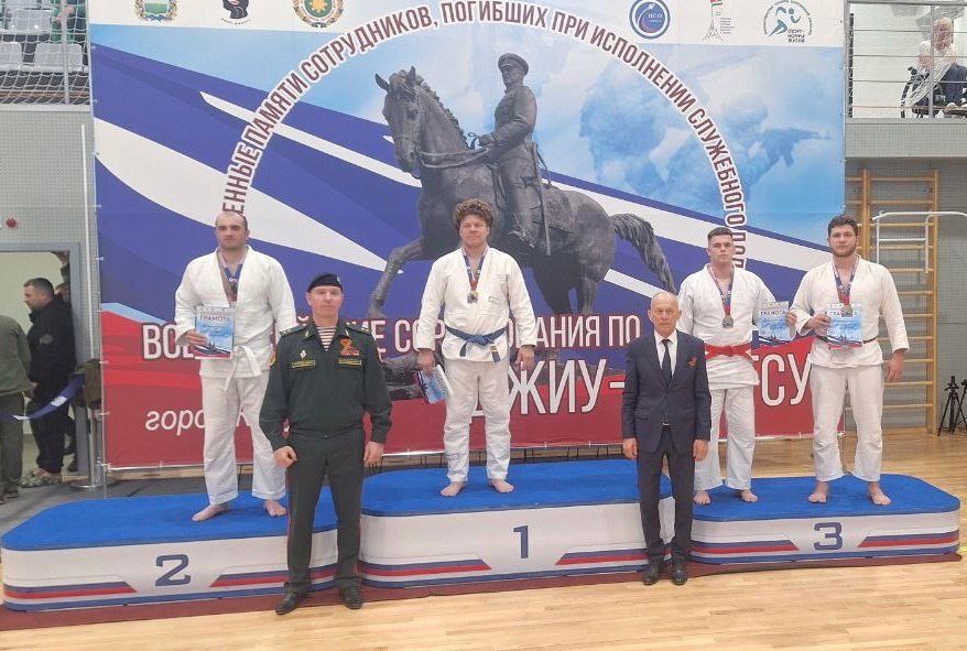 Пскович Александр Алексеев стал победителем всероссийских соревнований по джиу-джитсу, посвящённых памяти сотрудников, погибших при исполнении служебного долга Состязания прошли в Калуге. Турнир собрал представителей 23 регионов страны. Среди участников – бойцы силовых ведомств, спортсмены с ограниченными возможностями здоровья, ветераны СВО. Алексеев боролся в весовой категории свыше 94 килограммов. Всего в его категории соревновались пять спортсменов.
