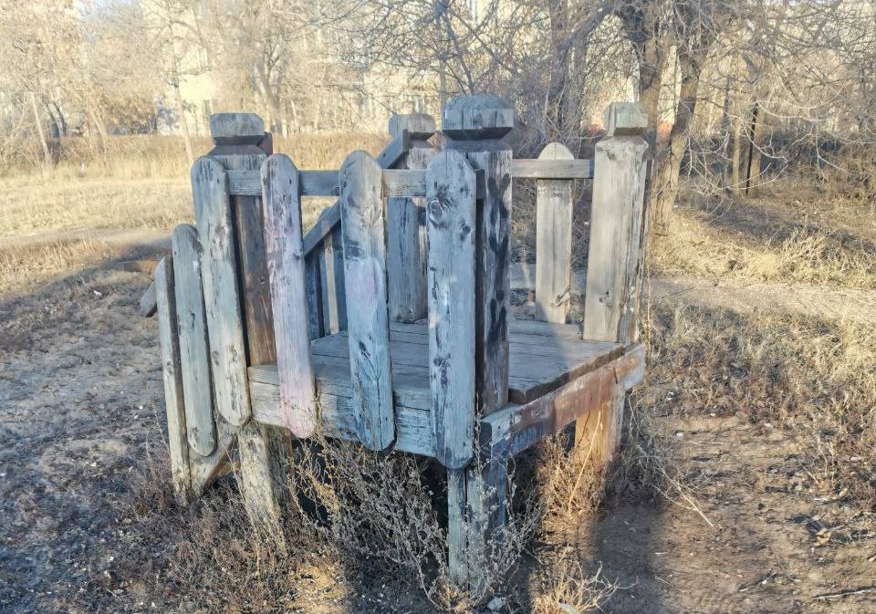 Конкурс на самую страшную детскую площадку Жители Оренбурга не заметили улучшений в Хлебном городке Местные отмечают что территория неухоженная ухоженным выглядит лишь кустарник История с покраской скамеек вызывает недоумение следов свежей краски никто не увидел Оренбуржцы иронизируют что площадка могла бы победить в конкурсе на самую страшную детскую площадку Внимание Конкурс на самую страшную детскую площадку Думаю что эта детская площадка в сквере Хлебного городка на Народной 16 1 может претендовать на 1 место Кстати недавно писали что покрасили скамейки ну посмотрите на фото видно краска ушла к кому то на дачу Администрация города заявляет что уход за территорией ведется ежедневно а ремонт и покраска скамеек выполнены При этом власти признают необходимость комплексного благоустройства В сквера на улице Народной у школы 1 ежедневно наводится порядок очищаются урны выполнены работы по ремонту и покраске скамеек урн а также дополнительной установке скамеек и урн По мере возникновения необходимости выполняются работы по покосу травы формовочной стрижке кустарников живой изгороди В целях цветочного оформления сквера выполнена посадка цветников на площади 110 кв м В летний период выполняется полив и прополка цветников По мере возникновения необходимости выполняется ремонт качелей на детской игровой площадке Территория сквера давно требует комплексного благоустройства с заменой покрытия дорожно тропиночной сети обустройством освещения заменой скамеек урн и так далее Мэрия напомнила что проект благоустройства несколько раз выносился на голосование по программе Формирование комфортной городской среды но не набрал нужного количества голосов Сейчас идет новый этап сбора идей для благоустройства Ранее сообщалось что финансирования на полноценное обновление сквера пока нет хватает только на поддерживающий уход Урал56 Ру в MAX