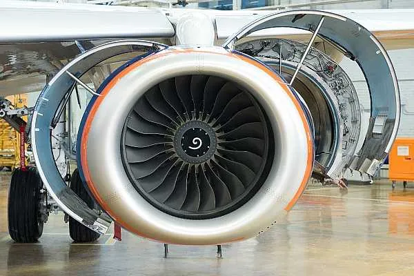 Антон Алиханов для замены французского двигателя на Superjet 100 нужно оценить комплектующие Формирование финансовой модели для замены французского двигателя на предыдущей модели самолета Superjet 100 будет возможно после оценки всех комплектующих необходимых к импортозамещению заявил глава Минпромторга РФ Антон Алиханов Об этом сообщает Прайм При этом нам помимо самих двигателей необходимо провести работу по оценке других комплектующих которые потребуют замены на отечественные аналоги После чего мы будем с авиакомпаниями формировать взвешенную взаимовыгодную для производителей и самих авиакомпаний финансовую модель сказал министр aviaru net n295329 Оставайся в информационном потоке подпишись на наш канал в MAX