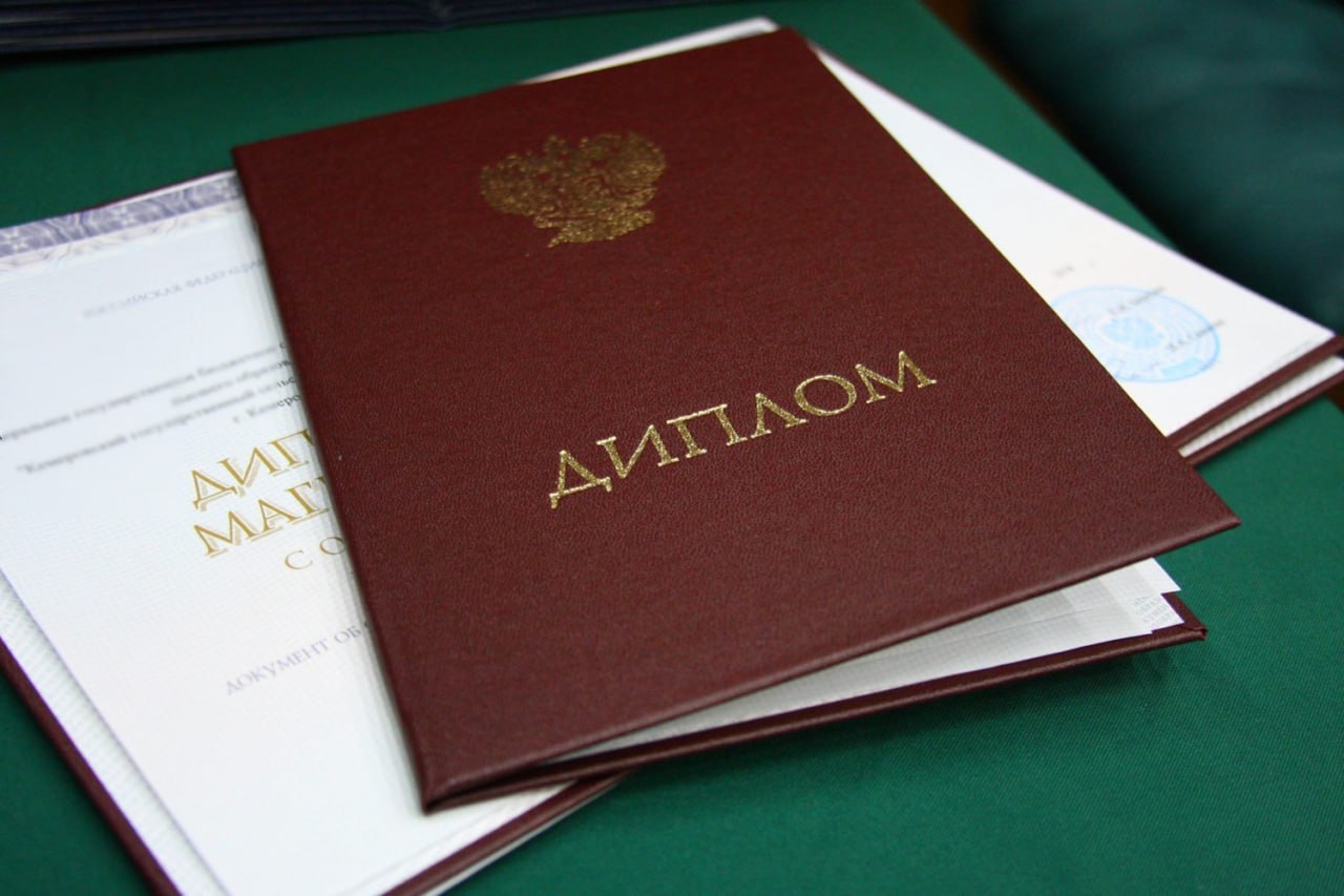 Участникам СВО могут дать право на бесплатное второе высшее образование Депутаты хотят законодательно закрепить такую возможность для ветеранов специальной военной операции. На данный момент бесплатно можно получить лишь первое средне-специальное или высшее образование. «Многие ветераны, которые возвращаются из зоны боевых действий, по состоянию здоровья не могут вернуться к своей прежней деятельности. Поэтому мы считаем правильным предоставить им возможность бесплатно получить другую профессию», — сказал глава фракции «Справедливая Россия — За правду» Сергей Миронов. Он добавил, что законопроект позволит участникам СВО не беспокоиться о финансовой нагрузке и спокойно адаптироваться к гражданской жизни. Как вы относитесь к этой инициативе? Подпишись на «Россия — это я!»
