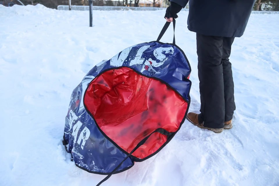 Во Владивостоке 13 летний подросток во время катания на тюбинге влетел в бетонную стену и проломил себе череп Врачи диагностировали ушиб головного мозга множественные переломы костей черепа в том числе основания и внутреннее кровоизлияние Кровотечение из уха сразу указало на серьезность повреждений На следующий день у мальчика развился парез лицевого нерва перестал закрываться глаз и опустился уголок рта Сам подросток помнит только начало спуска а затем провал в памяти на 10 минут Сейчас состояние мальчика состояние стабилизировалось но врачи говорят что реабилитация будет долгой Следим за ситуацией в канале КП Владивосток Подписаться на truekpru Читать нас в MAX