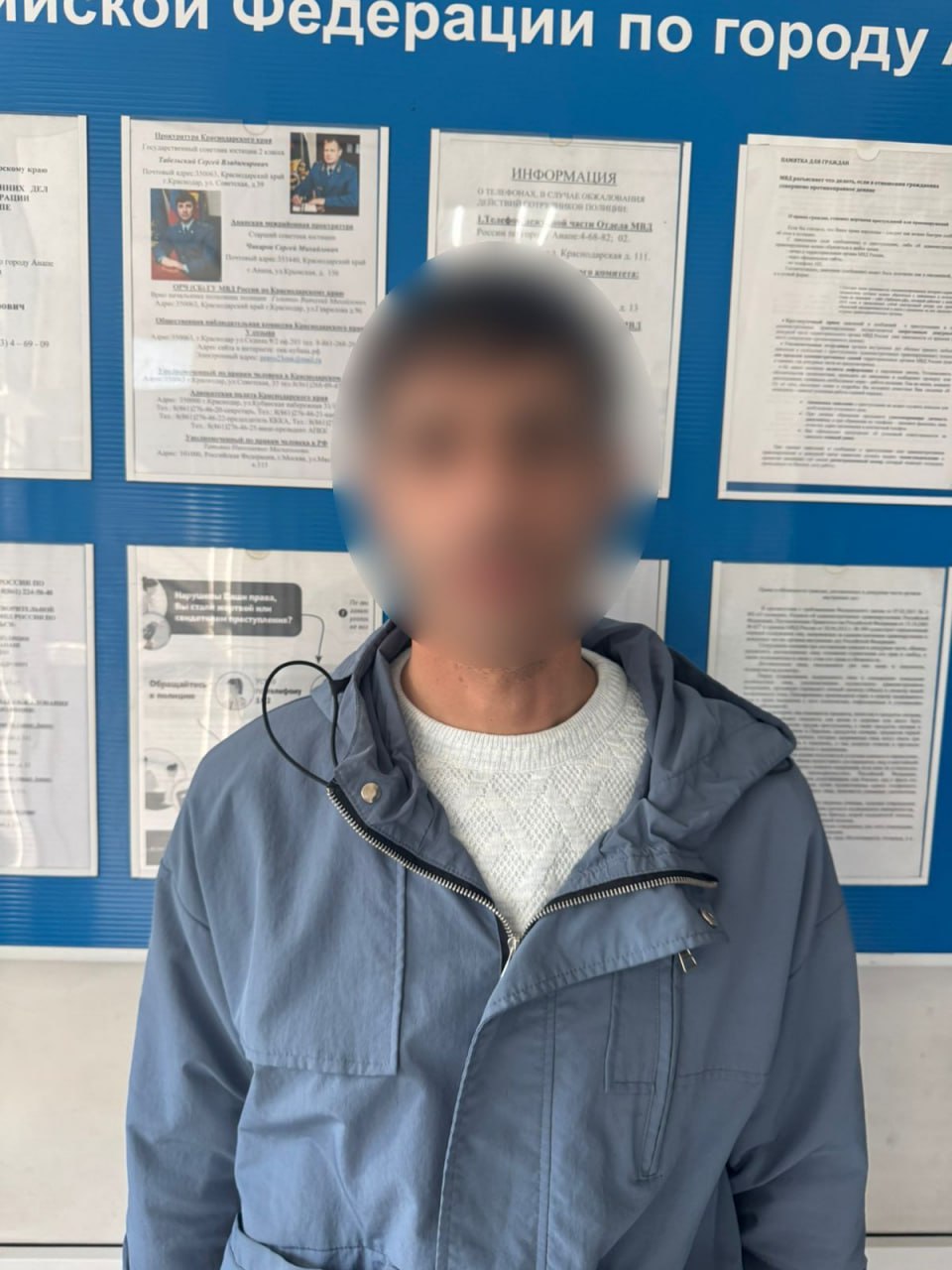 Магазинный «затейник» из Анапы попался на краже  В Анапе местный любитель шопинга без оплаты устроил серию творческих экспериментов в магазинах. Его концепция была проста: брать товары, игнорировать кассу и надеяться, что никто не заметит. Увы, искусство осталось неоценённым — сотрудники быстро раскусили гения экономии и вызвали полицию.  По данным полиции, «затейником» оказался 37-летний анапчанин. Сначала он скромно «забыл» оплатить покупки. Потом, вдохновившись успехом, решил повторить перфоманс ещё дважды. В итоге общий ущерб магазинов составил свыше 12 400 рублей.  Теперь мужчине светит знакомство с Уголовным кодексом и до двух лет лишения свободы.   Остаётся надеяться, что в следующий раз он выберет менее криминальный способ сэкономить — например, акции или скидочные карты.  Фото    Анапское Черноморье