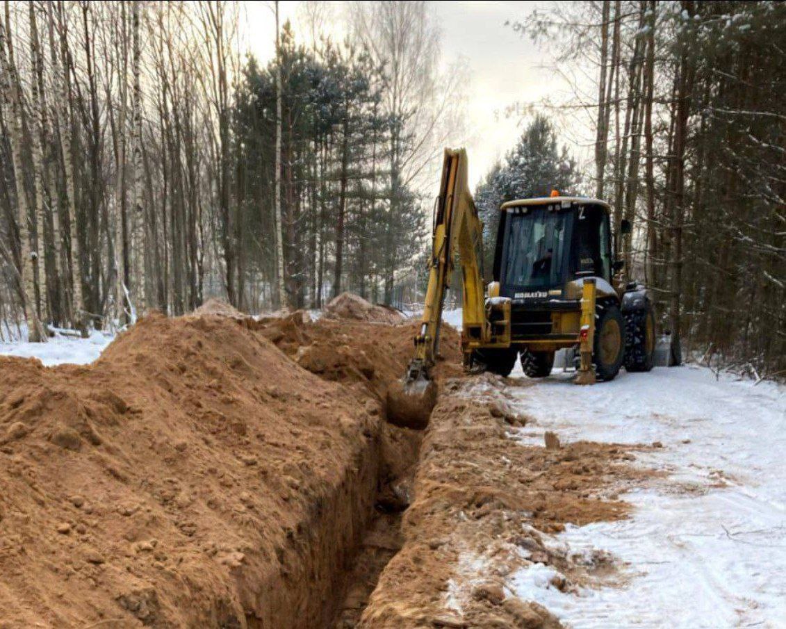 По программе развития газоснабжения и газификации Ярославской области в этом году будет построено почти 150 км коммуникаций. Магистральный газопровод проложат в Брейтовском округе, межпоселковые сети – в Угличском округе, распределительные – еще в 26 населенных пунктах региона.  Продолжится масштабная работа по строительству новых блочно-модульных станций, обновлению действующих котельных и их переводу на газ. Модернизация инфраструктуры запланирована в Переславле-Залесском, Ростовском, Рыбинском, Ярославском, Большесельском, Угличском, Борисоглебском, Брейтовском и Пошехонском округах.  В Мышкинском округе специалисты АО «Газпром газораспределение Ярославль» завершают строительство межпоселкового газопровода. Почти три километра сетей проложат в деревне Синицыно, чтобы подключить более 40 домов. Жители уже оформляют договоры на догазификацию и к концу года смогут перейти на более экономичное и экологичное топливо.