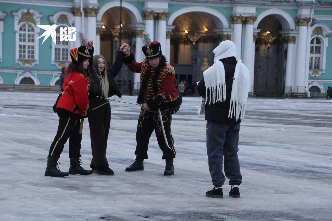 Петербург попал в ТОП 3 направлений для зимнего отдыха За него проголосовали 17 процентов туристов что помогло ему занять третье место Гости города тратили на аренду жилья в среднем около 3 4 тысячи рублей в сутки Об этом сообщил ТАСС со ссылкой на Суточно ру Первое место в опросе занял Байкал А второе Карелия Читай нас в MAX Читай нас в Telegram