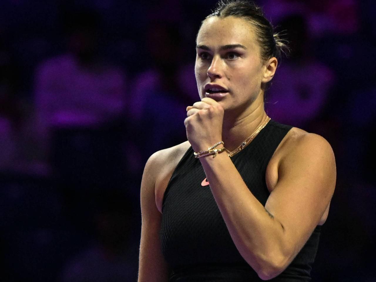 Арина Соболенко с победы над итальянкой Жасмин Паолини стартовала на Итоговом турнире WTA в Эр Рияде 6 3 6 1 Первая ракетка мира Соболенко уже получила приз лучшего игрока мира неплохо атаковала с форхенда под бекхенд сопернице и справилась со своей подачей Ранее Арина четырежды подряд участвовала в Итоговом турнире но пока лучшее достижение финал 2022 года Независимо от исхода матчей в Эр Рияде белоруска Арина Соболенко завершит сезон второй год подряд первой ракеткой мира olympicteamby