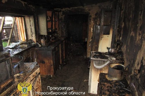 Новосибирец пытался заживо сжечь бабушку и ее пятилетнюю внучку В Новосибирской области перед судом предстанет 29 летний житель Купино по обвинению в ч 3 ст 30 пп а в д е ч 2 ст 105 УК покушение на убийство двух и более лиц совершенное общеопасным способом ч 2 ст 167 УК умышленное уничтожение чужого имущества Об этом сообщили в пресс службе региональной прокуратуры 30 октября По версии следствия в середине мая пьяный сибиряк зашел в дом знакомой пенсионерки Из за личной неприязни мужчина облил бензином бабушку и ее пятилетнюю внучку а после он поджег дом К счастью пожилая женщина и ребенок смогли выбраться из горящего жилища А пиромана вскоре задержали В результате поджога собственнице жилого помещения причинен ущерб более двух миллионов рублей Уголовное дело направлено в Купинский районный суд для рассмотрения по существу сообщили в прокуратуре