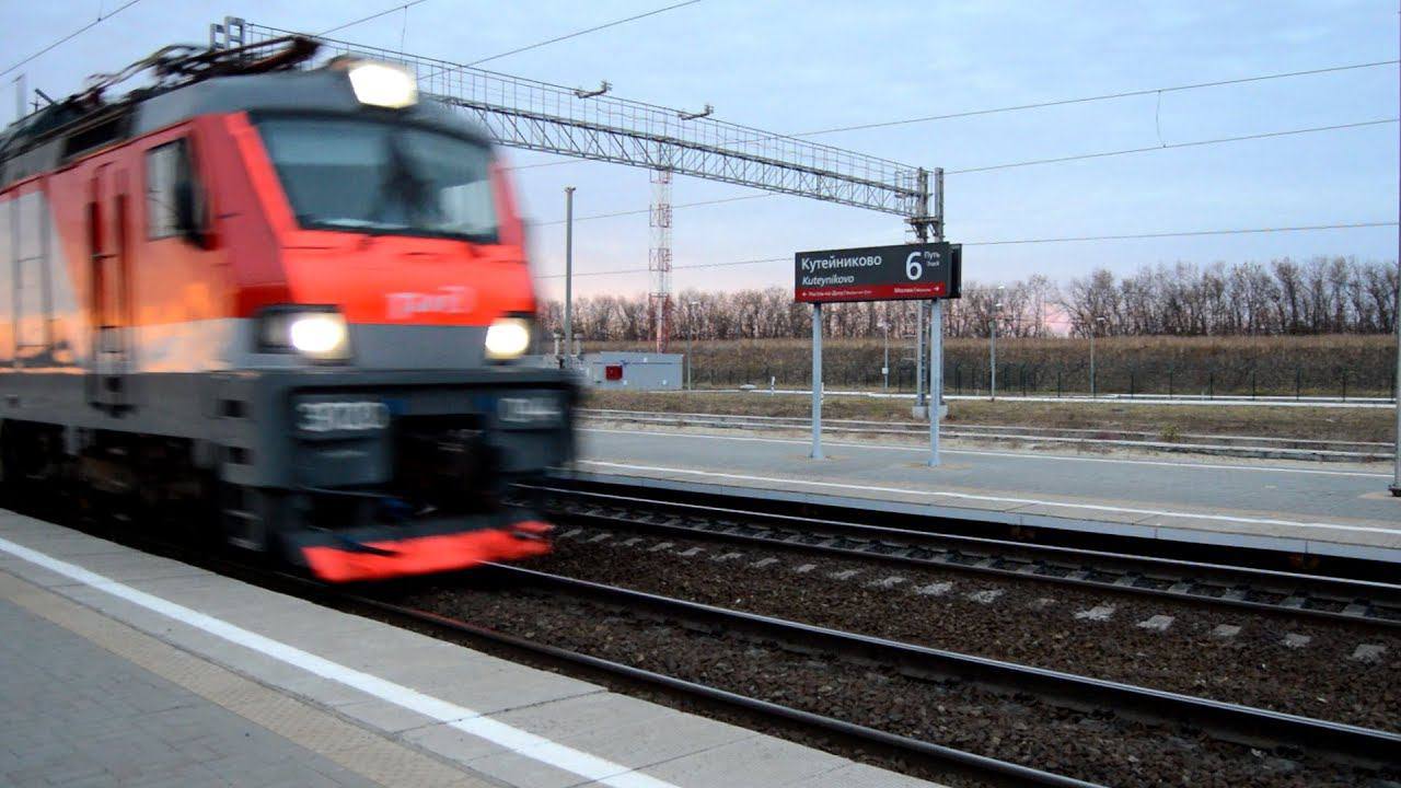 В Ростовской области из за падения БПЛА задерживаются поезда Напряжение в контактной сети было нарушено из за падения БПЛА на станции Кутейниково в Ростовской области задерживаются 26 пассажирских поездов пострадавших нет сообщается в Telegram канале РЖД В ночь на 3 сентября в результате падения БПЛА в районе станции Кутейниково участок Россошь Лихая пропало напряжение в контактной сети Пострадавших нет Электроснабжение было оперативно восстановлено говорится в сообщении Подписаться на Новости Ростова Прислать новость