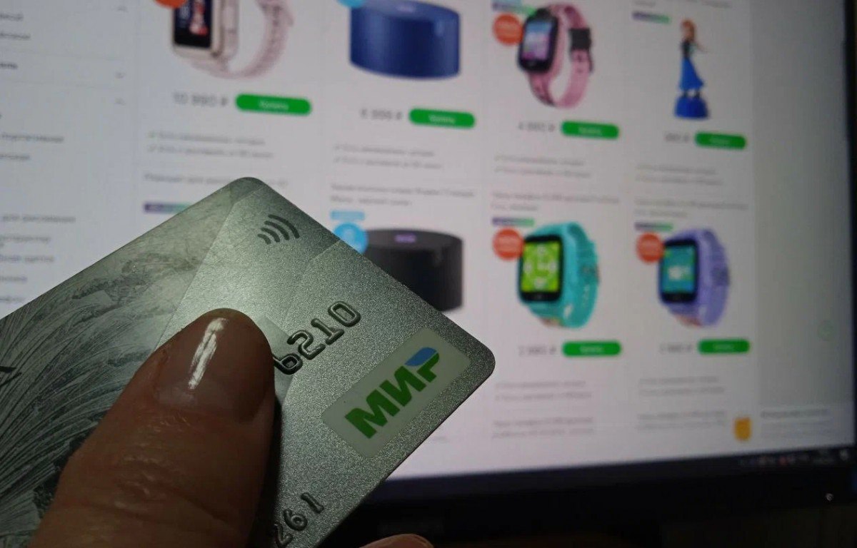 Житель Минвод незаконно оформил кредиты на 30 миллионов рублей На Кавминводах задержали мужчину который обвиняется в мошенничестве в сфере кредитования сообщили в краевом УФСБ Установлено что с января по март 2024 года оформил в банке кредиты на сумму более 30 млн рублей указав заведомо ложные сведения о целях кредитования а также предоставив фиктивные данные о своих доходах Полученные деньги мужчина потратил на личные нужды В результате его преступных действий кредитно финансовому учреждению был причинен ущерб на сумму 30 988 793 рублей уточнили в краевом управлении ФСБ В отношении мужчины было возбуждено уголовное дело по факту мошенничества Минераловодский городской суд признал злоумышленника виновным и назначил наказание в виде трех лет лишения свободы условно Кроме того суд установил что обвиняемый обязан вернуть незаконно полученные денежные средства ГТРК Ставрополье Читайте нас в MAX