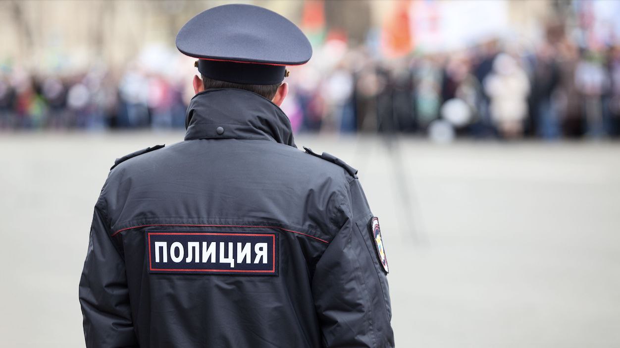 «Нас некому охранять»: в Приморье не хватает полицейских для «Бессмертного полка». В этом году во многих городах Приморья не состоится шествие «Бессмертного полка». Как сообщили местные власти со ссылкой на УМВД, главной причиной отмены акции стала катастрофическая нехватка сотрудников полиции, которые не могут обеспечить безопасность массовых мероприятий. Изначально было объявлено о проведении офлайн-шествий только во Владивостоке и Уссурийске. Позднее к ним добавились ещё девять муниципалитетов. Однако остальным городам и районам Приморья отказали в проведении шествия из-за отсутствия достаточного числа правоохранителей для охраны. Прислать новость: Ссылка на Чат