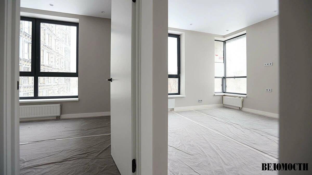 Домклик доля продающихся квартир с перепланировкой составила 0 8 по России Такие квартиры встречаются чаще в дореволюционных домах 1 8 домах 1946 1975 годов 1 3 реже всего в новостройках после 2011 года 0 5 Медианная стоимость этого жилья выше на 5 8 но квадратный метр дешевле на 6 Продавцы закладывают скидку из за настороженного отношения покупателей к перепланированным квартирам Подробнее об исследовании читайте в материале Ведомости Город