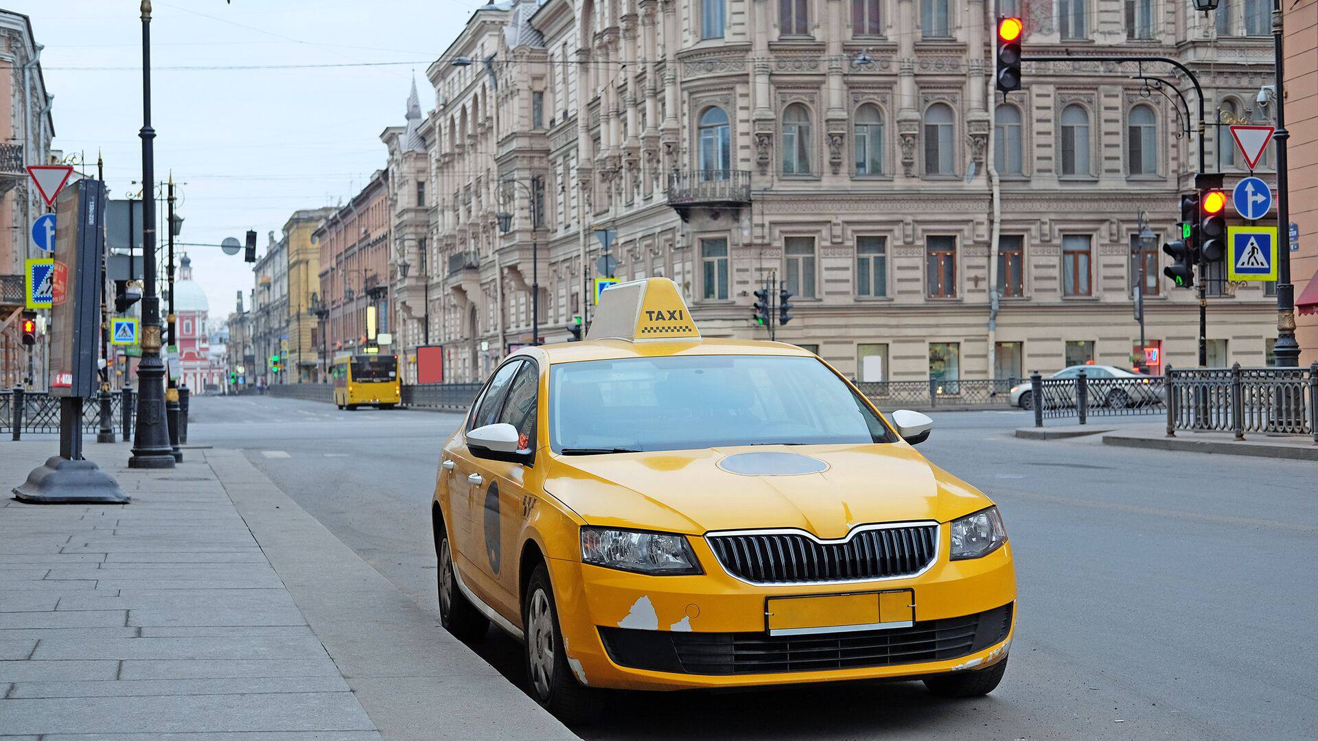 В Петербурге нехватка таксистов может вырасти в полтора раза из-за запрета на работу мигрантов по патентам.  Сейчас городу не хватает более 10 тысяч водителей. Ограничения не затронут иностранцев с ВНЖ, граждан ЕАЭС и тех, кто в реестре перевозчиков. В итоге эксперты прогнозируют рост цен на поездки минимум на 10–15%, а кое-где и выше.
